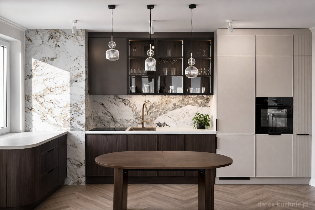 Nowoczesna kuchnia z kamieniem i drewnem